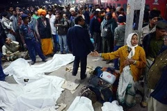 Xác các nạn nhân vụ giẫm đạp. (Nguồn: AFP/TTXVN)