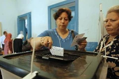 Cử tri bỏ phiếu tại điểm bầu cử ở Cairo ngày 16/6. (Nguồn: AFP/TTXVN)