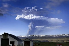 Đám khói lớn đang bốc lên trên miệng núi lửa Grimsvoetn. (Nguồn: Getty Images)