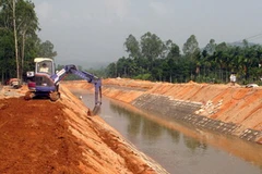 Thi công kênh chính Thạch Nham, Quảng Ngãi bằng nguồn vốn hỗ trợ của ADB. (Ảnh: Thanh Long/TTXVN)