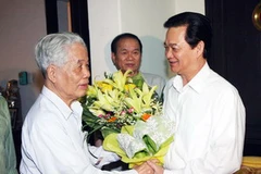 Thủ tướng Chính phủ Nguyễn Tấn Dũng chúc Tết ông Đỗ Mười, nguyên Tổng Bí thư Ban chấp hành Trung ương Đảng Cộng sản Việt Nam nhân dịp Năm mới Canh Dần 2010. (Ảnh: Nguyễn Dân/TTXVN) 