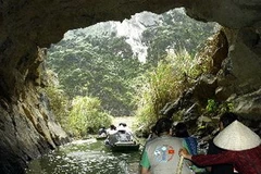 Du khách tham quan khu du lịch sinh thái Tràng An thuộc xã Trường Yên, huyện Hoa Lư. (Ảnh Đình Huệ/TTXVN)