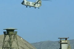 Máy bay trực thăng Iran bay tuần tra trên nhà máy hạt nhân Natanz, cách Tehran khoảng 270km về phía nam ngày 30/5/2005. (Nguồn: AFP/TTXVN)