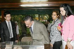 Ông Jacinto J Suarez Espinoza thăm nơi ở và làm việc của Chủ tịch Hồ Chí Minh. (Ảnh: Phương Hoa/TTXVN)