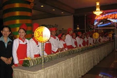 Đòn bánh tét kỷ lục năm 2009 do Khách sạn Yasaka-Sài Gòn-Nha Trang thực hiện. (Ảnh: Báo Khánh Hòa)
