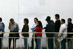 Người Mexico xếp hàng tại Tijuana, cửa khẩu biên giới Mỹ (Nguồn: Reuters)