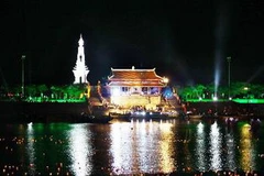 Thả nến tri ân trên sông Thạch Hãn năm 2012. (Ảnh: Hồ Cầu/TTXVN)