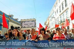 Biểu tình phản đối biện pháp kinh tế khắc khổ ở Lisbon ngày 13/4. (Nguồn: THX/TTXVN)