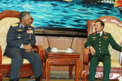 Thượng tướng Đỗ Bá Tỵ, Tổng Tham mưu trưởng QĐND Việt Nam, Thứ trưởng Bộ Quốc phòng tiếp thân mật Đại tướng Tan Sri Dato Sri Rodzali bin Daud, Tư lệnh Không quân Malaysia. (Ảnh: Nguyễn Hồng Pha/TTXVN)