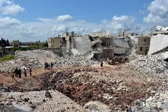 Những ngôi nhà bị phá hủy trong cuộc xung đột tại thị trấn Azaz, miền bắc Syria ngày 21/4. (Nguồn: AFP/TTXVN)