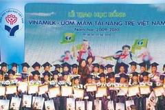 Lễ trao học bổng Vinamilk Ươm mầm tài năng trẻ Việt Nam năm học 2009-2010. (Nguồn: Internet)