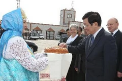 Người dân Khu tự trị Nenetskiy mời Chủ tịch nước Trương Tấn Sang dùng bánh mỳ muối theo truyền thống của địa phương. (Ảnh: Nguyễn Khang/TTXVN)