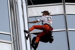 "Người nhện" Alain Robert chinh phục tòa tháp Burj Khalifa. (Nguồn: Internet)