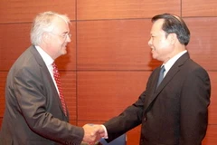 Phó Thủ tướng Vũ Văn Ninh và ông Michael J. Andrew. (Nguồn: Chinhphu.vn)