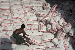 Xếp những bao gạo Thái Lan tại nhà máy ở Bangkok. (Nguồn: AFP/TTXVN)