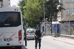 Cảnh sát Thổ Nhĩ Kỳ tuần tra trước đại sứ quán Syria ở Ankara, ngày 23/6. (Nguồn: AFP/TTXVN)