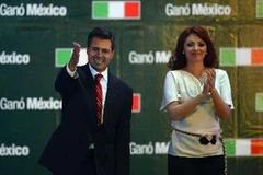 Ông Enrique Pena Nieto (trái) và vợ mừng chiến thắng tại Mexico City sau khi công bố kết quả bầu cử. (Nguồn: AFP/TTXVN)