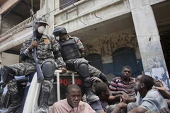 Cảnh sát Haiti bắt giữ những kẻ tình nghi trộm cướp ở thủ đô Port-au-Prince. (Ảnh: THX/TTXVN)