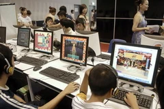 Khách đến xem và tìm hiểu các tính năng công nghệ mới nhất của các sản phẩm tại triển lãm. (Ảnh: Thế Anh/TTXVN)