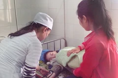 Bác sỹ bệnh viện đa khoa Hướng Hóa khám, điều trị cho bệnh nhân ngộ độc thực phẩm. (Ảnh: Hồ Cầu/TTXVN)