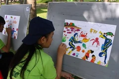 Các học sinh tiểu học thi vẽ tranh bảo vệ môi trường. (Ảnh: Trần Lê Lâm/Vietnam+) 