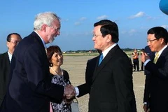 Đại sứ David Shear, đại diện Bộ Ngoại giao Hoa Kỳ, cán bộ, nhân viên Đại sứ quán Việt Nam và đại diện cộng đồng người Việt Nam tại Hoa Kỳ đón Chủ tịch nước Trương Tấn Sang. (Ảnh: Nguyễn Khang/TTXVN)