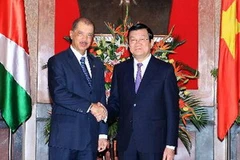 Chủ tịch nước Trương Tấn Sang đón Tổng thống Cộng hòa Seychelles James Alix Michel. (Ảnh: Nguyễn Khang/TTXVN)