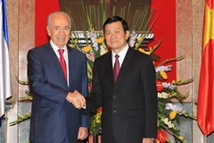 Chủ tịch nước Trương Tấn Sang đón Tổng thống Israel Shimon Peres. (Ảnh: Nguyễn khang/TTXVN)