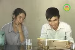 Em Phạm Văn Đích và mẹ. (Nguồn: Hungyentv.vn)