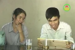 Em Phạm Văn Đích và mẹ. (Nguồn: Hungyentv.vn)