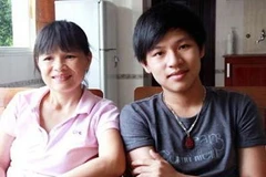 Lê Nguyễn Thọ Khang và mẹ. (Nguồn: Tienphong.vn)