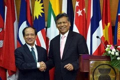 Tân Tổng thư ký ASEAN Lê Lương Minh (trái) và Tổng Thư ký ASEAN mãn nhiệm Surin Pitsuwan tại buổi lễ bàn giao. (Nguồn: AFP/TTXVN)