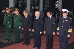 Đoàn đại biểu Ban Chấp hành Trung ương Đảng Cộng sản Việt Nam do Tổng Bí thư Nguyễn Phú Trọng dẫn đầu viếng Thượng tướng Nguyễn Trọng Xuyên. (Ảnh : Nguyễn Dân/TTXVN)