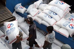 Đóng bao, vận chuyển gạo xuất khẩu tại Cây Lậy, tỉnh Tiền Giang. (Ảnh: Thanh Vũ/TTXVN)