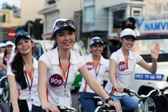 Các người đẹp đạp xe vì môi trường. (Nguồn: Vnmedia)