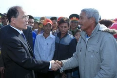 Chủ tịch Quốc hội Nguyễn Sinh Hùng với các cử tri trên huyện đảo. (Ảnh: Nhan Sáng/TTXVN)