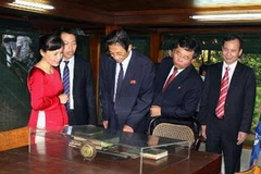 Đoàn đại biểu Ủy ban Trung ương Mặt trận Dân chủ Thống nhất Tổ quốc Triều Tiên đến thăm nơi ở và làm việc của Chủ tịch Hồ Chí Minh. (Ảnh: Nguyễn Dân/TTXVN)