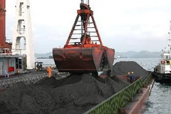 Xuất than ở cảng nổi Hòn Nét (huyện Vân Đồn, Quảng Ninh). (Ảnh: Ngọc Hà/TTXVN)