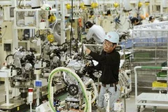 Công nhân làm việc trong nhà máy mới của Công ty 00ôtô Toyota Đông Nhật Bản ở Taiwa, Miyagi Prefecture (Nhật Bản). (Nguồn: Kyodo/TTXVN)