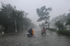 Đường phố thủ đô Manila ngập trong nước lũ do bão Nesat đổ bộ ngày 27/9. (Nguồn: AFP/TTXVN)