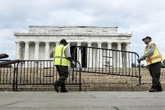 Nhân viên đóng cửa đài tưởng niệm Lincoln ở Washington DC., ngày 1/10. (Nguồn: AFP/TTXVN)