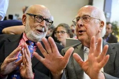 Hai nhà khoa học Peter Higgs (phải) của Anh và Francois Englert (trái) của Bỉ. (Nguồn: AFP/TTXVN)