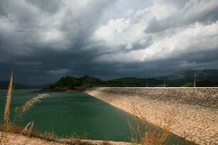 Mực nước ở hồ Hàm Thuận thấp hơn mọi năm. (Ảnh: Ngọc Hà/TTXVN)