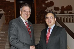 Phó Thủ tướng Nguyễn Thiện Nhân tiếp Tiến sĩ Thomas Gambke. (Ảnh: Doãn Tấn/TTXVN)