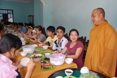 Nhà chùa nấu ăn cho sỹ tử năm 2011. (Nguồn: baobinhdinh.com.vn)