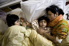 Naziran Abid (phải) và hai con gái tại Hiệp hội những người sống sót sau khi bị tạt axít ở Islamabad. (Nguồn: AFP/TTXVN)