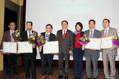 Đại diện cộng đồng được tặng giấy khen của Đại sứ vì những thành tích xuất sắc trong "Năm Việt Nam tại Đức". (Ảnh: Văn Long-Thanh Hải/VIetnam+) 