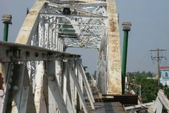 Cầu Chợ Lách bị đâm lệch trong một vụ tai nạn. (Nguồn: Vnexpress)