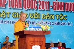 Thượng tọa Thích Tấn Đạt trình bày đề dẫn Hội thảo. (Ảnh: Quách Lắm/TTXVN)