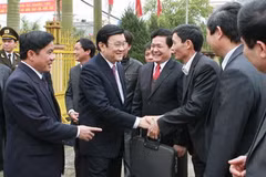 Chủ tịch nước Trương Tấn Sang thăm hỏi cán bộ, nhân dân xã Thanh Tân (huyện Kiến Xương), xã điển hình về xây dựng nông thôn mới của tỉnh Thái Bình. (Ảnh: Nguyễn Khang/TTXVN)